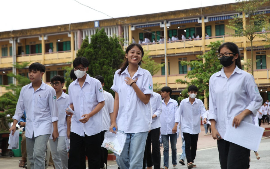 Nhiều thí sinh ở Thái Bình vui vẻ vào điểm thi. Nhiều thí sinh ở Thái Bình vui vẻ vào điểm thi.