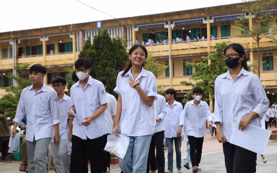 Nhiều thí sinh ở Thái Bình vui vẻ vào điểm thi.