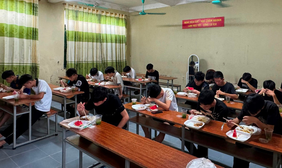 Các suất cơm đảm bảo đầy đủ dinh dưỡng kèm hoa quả tráng miệng. Các suất cơm đảm bảo đầy đủ dinh dưỡng kèm hoa quả tráng miệng.