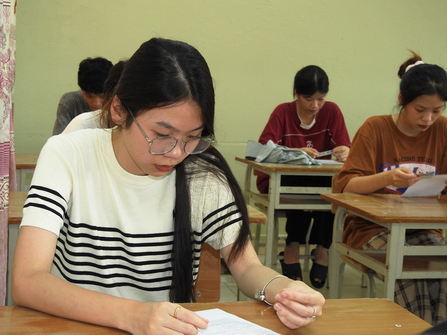 Nhiều thí sinh cho biết khá hồi hộp, nhưng sẽ cố gắng hết sức để đạt được kết quả cao nhất. Nhiều thí sinh cho biết khá hồi hộp, nhưng sẽ cố gắng hết sức để đạt được kết quả cao nhất.