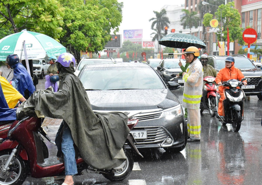CSGT điều tiết giao thông dưới trời mưa.