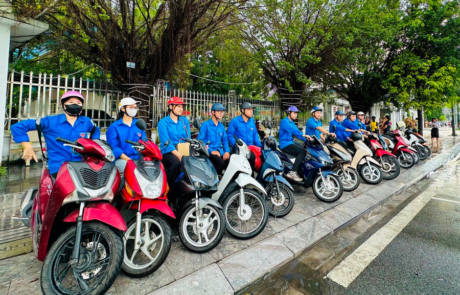Bên cạnh đó, Tỉnh đoàn cũng bố trí tại các điểm thi đều có đội xe ôm tình nguyện, luôn trong tư thế sẵn sàng hỗ trợ các thí sinh. Bên cạnh đó, Tỉnh đoàn cũng bố trí tại các điểm thi đều có đội xe ôm tình nguyện, luôn trong tư thế sẵn sàng hỗ trợ các thí sinh.
