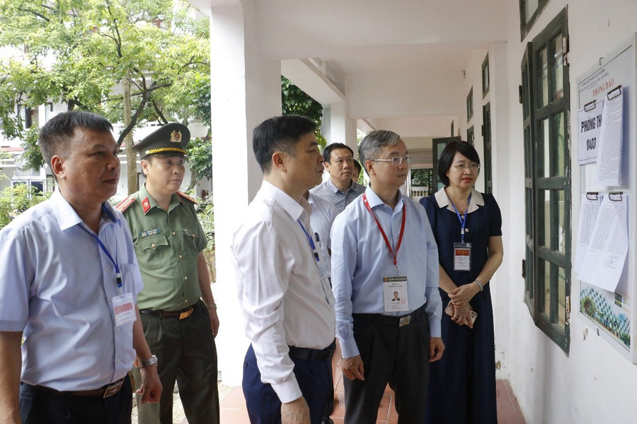 Ông Phạm Văn Nghiêm, Phó Chủ tịch UBND tỉnh Thái Bình, Trưởng ban Chỉ đạo Kỳ thi tốt nghiệp THPT năm 2024 kiểm tra tại điểm thi Trường THPT Nguyễn Đức Cảnh sáng ngày 26/6. Ông Phạm Văn Nghiêm, Phó Chủ tịch UBND tỉnh Thái Bình, Trưởng ban Chỉ đạo Kỳ thi tốt nghiệp THPT năm 2024 kiểm tra tại điểm thi Trường THPT Nguyễn Đức Cảnh sáng ngày 26/6.