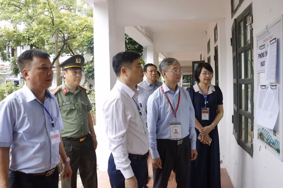 Ông Phạm Văn Nghiêm, Phó Chủ tịch UBND tỉnh Thái Bình, Trưởng ban Chỉ đạo Kỳ thi tốt nghiệp THPT năm 2024 kiểm tra tại điểm thi Trường THPT Nguyễn Đức Cảnh sáng ngày 26/6.