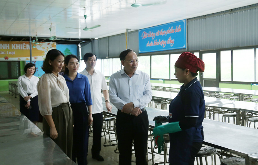 Bí thư Tỉnh ủy Quảng Ninh kiểm tra tại bếp ăn điểm thi Trường TH, THCS & THPT Nguyễn Bỉnh Khiêm. Bí thư Tỉnh ủy Quảng Ninh kiểm tra tại bếp ăn điểm thi Trường TH, THCS & THPT Nguyễn Bỉnh Khiêm.