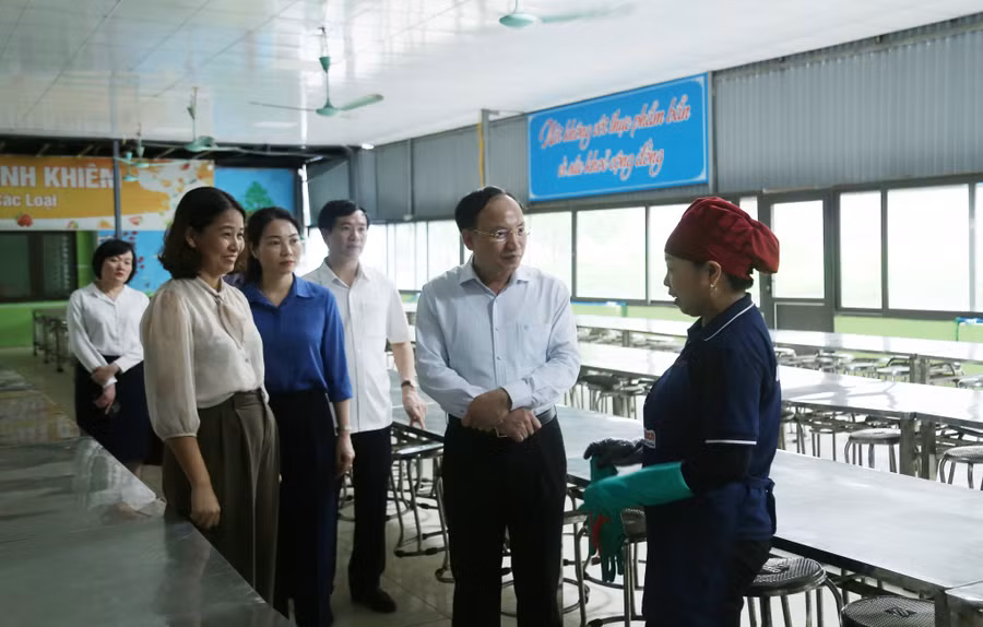 Bí thư Tỉnh ủy Quảng Ninh kiểm tra tại bếp ăn điểm thi Trường TH, THCS &amp; THPT Nguyễn Bỉnh Khiêm.