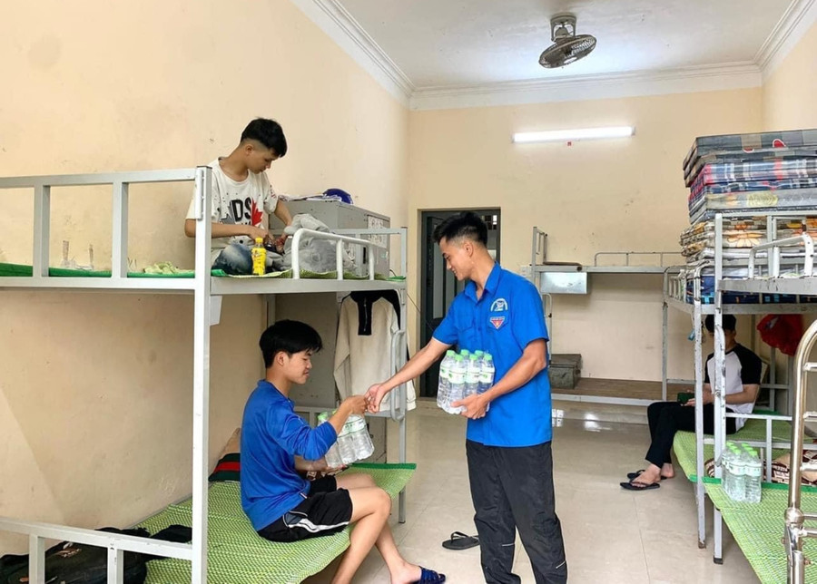 Thí sinh được phát nước miễn phí tại phòng nghỉ tại Trường PTDT Nội trú Ba Chẽ. Thí sinh được phát nước miễn phí tại phòng nghỉ tại Trường PTDT Nội trú Ba Chẽ.