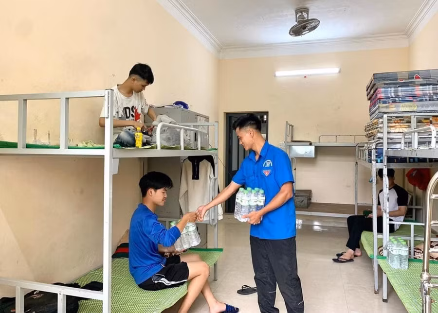 Thí sinh được phát nước miễn phí tại phòng nghỉ tại Trường PTDT Nội trú Ba Chẽ.