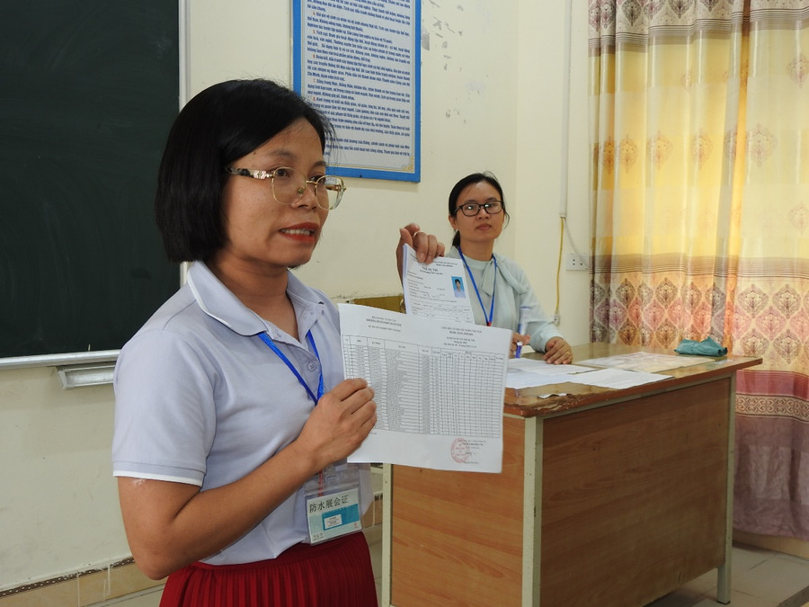 Giám thị phổ biến Quy chế thi cho các thí sinh. Thí sinh cần đặc biệt ghi nhớ những nội dung liên quan đến trách nhiệm của thí sinh trong trường thi, phòng thi; những vật dụng được phép và không được phép mang vào phòng thi… Điều này đặc biệt quan trọng để tránh vi phạm quy chế thi dẫn đến hậu quả đáng tiếc. Giám thị phổ biến Quy chế thi cho các thí sinh. Thí sinh cần đặc biệt ghi nhớ những nội dung liên quan đến trách nhiệm của thí sinh trong trường thi, phòng thi; những vật dụng được phép và không được phép mang vào phòng thi… Điều này đặc biệt quan trọng để tránh vi phạm quy chế thi dẫn đến hậu quả đáng tiếc.