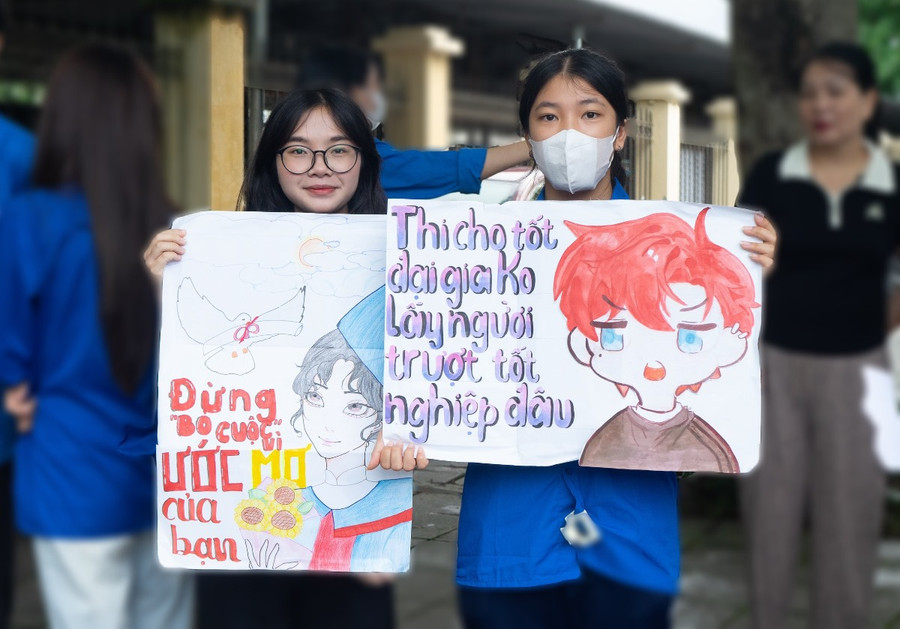 Những khẩu hiệu mang tính hài hước như: “Thi cho tốt, đại gia không lấy người trượt tốt nghiệp đâu”, nhằm tạo không khí vui vẻ, thoải mái cho thí sinh. Những khẩu hiệu mang tính hài hước như: “Thi cho tốt, đại gia không lấy người trượt tốt nghiệp đâu”, nhằm tạo không khí vui vẻ, thoải mái cho thí sinh.