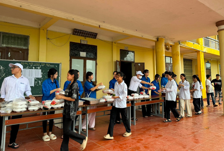 Tại Kỳ thi tốt nghiệp THPT năm 2024, huyện Hải Hà có 97 thí sinh có hoàn cảnh khó khăn, nhà ở xa điểm thi. Huyện đoàn Hải Hà đã tổ chức xin hỗ trợ hơn 400 suất cơm cho các em gồm các bữa chính trong các ngày thi. Tại Kỳ thi tốt nghiệp THPT năm 2024, huyện Hải Hà có 97 thí sinh có hoàn cảnh khó khăn, nhà ở xa điểm thi. Huyện đoàn Hải Hà đã tổ chức xin hỗ trợ hơn 400 suất cơm cho các em gồm các bữa chính trong các ngày thi.