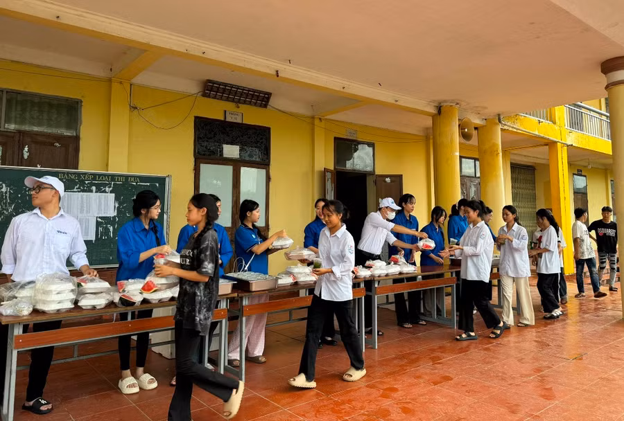 Tại Kỳ thi tốt nghiệp THPT năm 2024, huyện Hải Hà có 97 thí sinh có hoàn cảnh khó khăn, nhà ở xa điểm thi. Huyện đoàn Hải Hà đã tổ chức xin hỗ trợ hơn 400 suất cơm cho các em gồm các bữa chính trong các ngày thi.