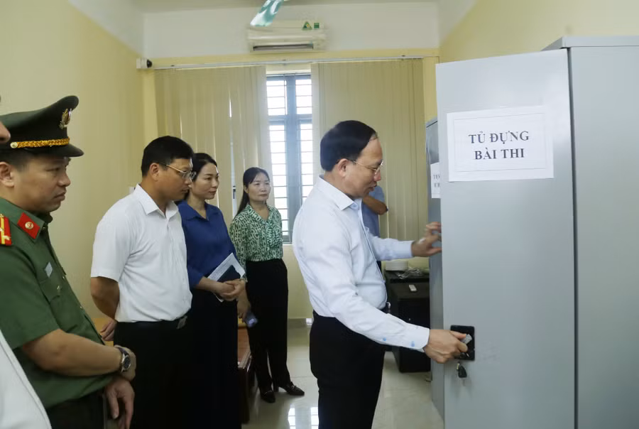 Bí thư Tỉnh ủy Quảng Ninh kiểm tra cơ sở vật chất phục vụ cho kỳ thi tại Trường THPT Hoành Bồ.