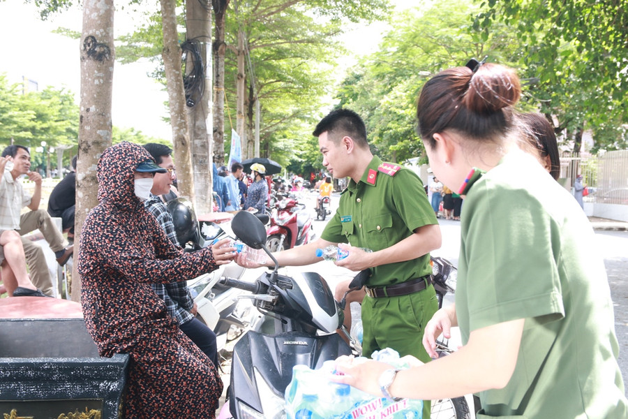 Nước cũng được trao tặng đến người nhà các thí sinh.