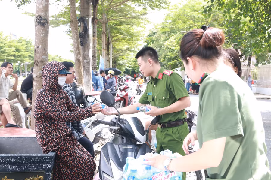 Nước cũng được trao tặng đến người nhà các thí sinh.