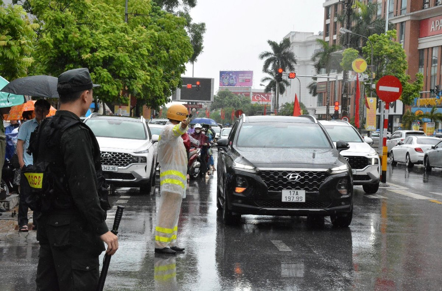 Trong hai ngày thi chính thức, lực lượng công an gồm hàng trăm người đã căng mình đảm bảo an ninh trật tự, an toàn cho kỳ thi. Thời tiết hai ngày này cũng bất thường, lúc nắng lúc mưa.