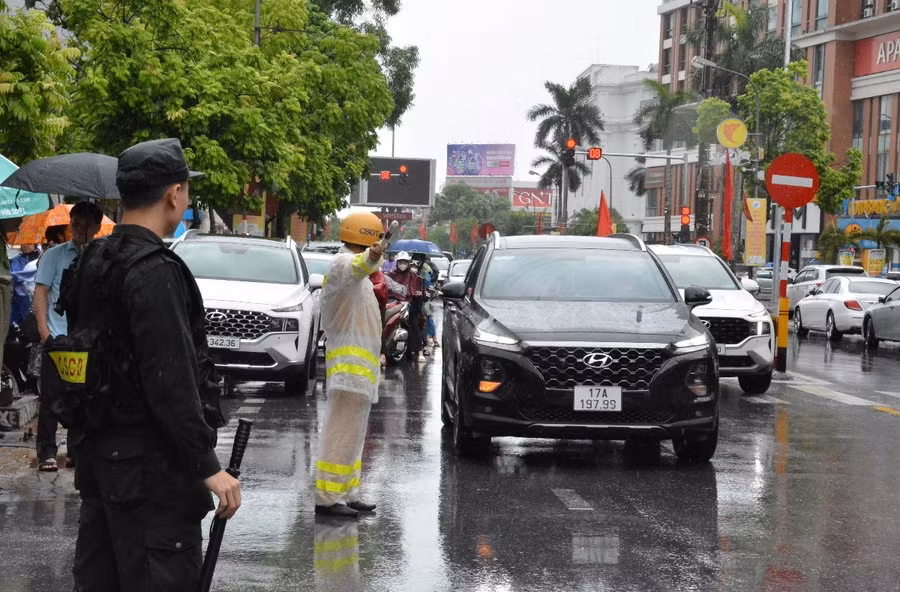 Trong hai ngày thi chính thức, lực lượng công an gồm hàng trăm người đã căng mình đảm bảo an ninh trật tự, an toàn cho kỳ thi. Thời tiết hai ngày này cũng bất thường, lúc nắng lúc mưa.