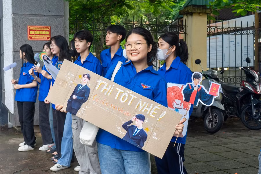 Tại đây, tình nguyện viên chuẩn bị sẵn những bảng hiệu nhằm cổ vũ, khích lệ tinh thần các thí sinh.