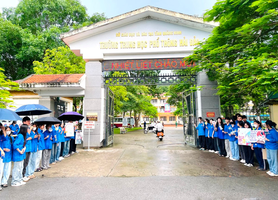 Tại điểm thi Trường THPT Hải Đảo, huyện Vân Đồn, các tình nguyện viên đứng 2 bên cổ vũ các thí sinh. Tại điểm thi Trường THPT Hải Đảo, huyện Vân Đồn, các tình nguyện viên đứng 2 bên cổ vũ các thí sinh.