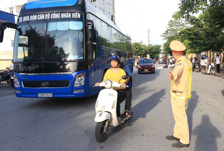 CSGT điều tiết phương tiện trước cổng Trường THPT Chuyên Thái Bình.