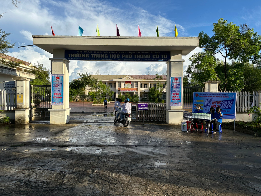 Thời tiết ở Cô Tô sáng nay khá mát mẻ, các thí sinh đến điểm thi từ sớm.