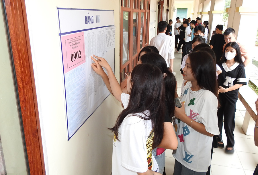 Chiều nay thời tiết ở Cô Tô khá oi bức, nhưng các thí sinh đến điểm thi rất đúng giờ. Khu vực cổng trường vắng vẻ, không có cảnh phụ huynh đưa đón, đợi con bên ngoài cổng trường. Chiều nay thời tiết ở Cô Tô khá oi bức, nhưng các thí sinh đến điểm thi rất đúng giờ. Khu vực cổng trường vắng vẻ, không có cảnh phụ huynh đưa đón, đợi con bên ngoài cổng trường.