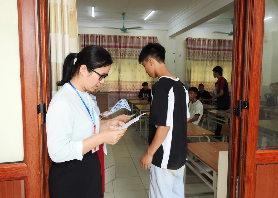 Giám thị đọc số báo danh gọi các thí sinh vào phòng nghe phổ biến quy chế thi. Giám thị đọc số báo danh gọi các thí sinh vào phòng nghe phổ biến quy chế thi.