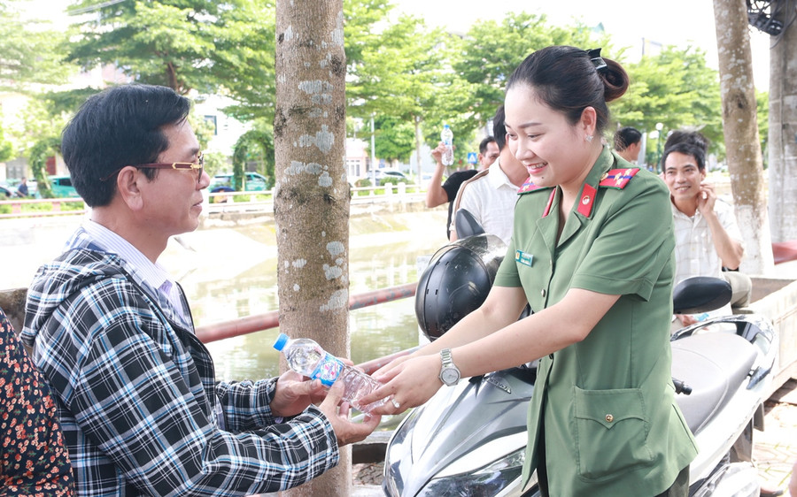 “Món quà là chai nước tuy nhỏ nhưng đây là hành động rất đẹp của lực lượng công an”, một người dân nói.