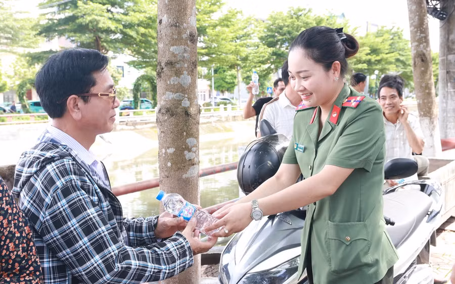 “Món quà là chai nước tuy nhỏ nhưng đây là hành động rất đẹp của lực lượng công an”, một người dân nói.