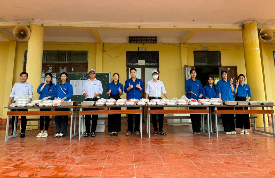 Năm nay, Tỉnh đoàn Quảng Ninh thành lập 64 đội hình thanh niên tình nguyện tham gia chương trình Tiếp sức mùa thi, với hơn 2.000 đoàn viên, thanh niên. Cùng với đó là hàng trăm suất cơm miễn phí cho sĩ tử có hoàn cảnh khó khăn nhà ở xa điểm thi. Năm nay, Tỉnh đoàn Quảng Ninh thành lập 64 đội hình thanh niên tình nguyện tham gia chương trình Tiếp sức mùa thi, với hơn 2.000 đoàn viên, thanh niên. Cùng với đó là hàng trăm suất cơm miễn phí cho sĩ tử có hoàn cảnh khó khăn nhà ở xa điểm thi.