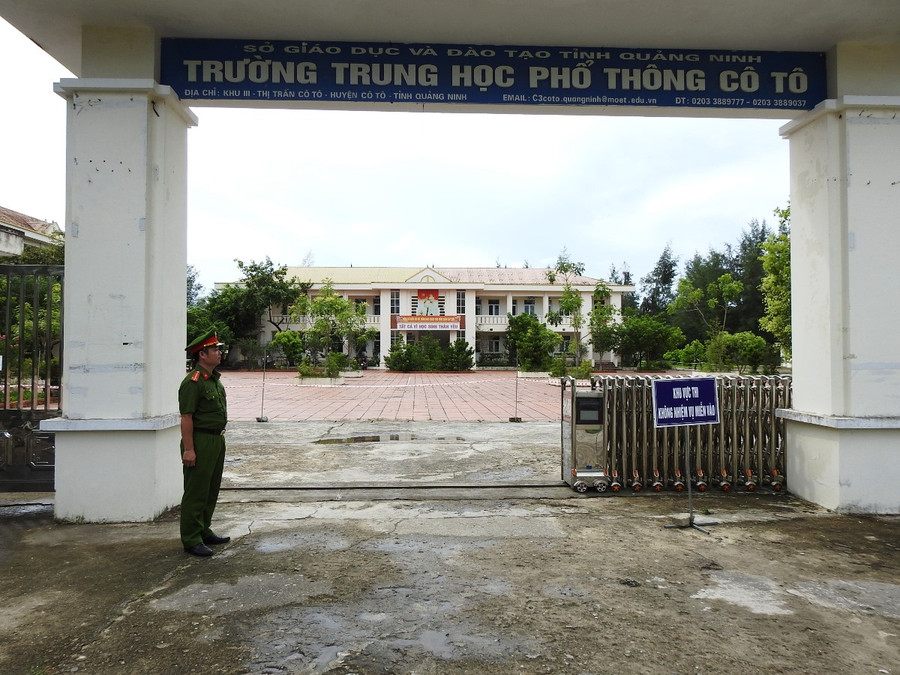 Lực lượng an ninh bảo vệ khu vực cổng trường. Kỳ thi năm nay, tỉnh Quảng Ninh có 18.000 thí sinh đăng ký dự thi, tăng 1.976 thí sinh so với năm trước. Đây cũng là năm có số lượng thí sinh lớn nhất trong 5 năm trở lại đây. Toàn tỉnh đã bố trí 37 điểm thi chính thức đặt tại 13 địa phương với tổng số 785 phòng thi. Sở Giáo dục và Đào tạo đã điều động 2.811 cán bộ, giáo viên, nhân viên của ngành và cơ quan phối hợp làm nhiệm vụ tại các điểm thi. Lực lượng an ninh bảo vệ khu vực cổng trường. Kỳ thi năm nay, tỉnh Quảng Ninh có 18.000 thí sinh đăng ký dự thi, tăng 1.976 thí sinh so với năm trước. Đây cũng là năm có số lượng thí sinh lớn nhất trong 5 năm trở lại đây. Toàn tỉnh đã bố trí 37 điểm thi chính thức đặt tại 13 địa phương với tổng số 785 phòng thi. Sở Giáo dục và Đào tạo đã điều động 2.811 cán bộ, giáo viên, nhân viên của ngành và cơ quan phối hợp làm nhiệm vụ tại các điểm thi.