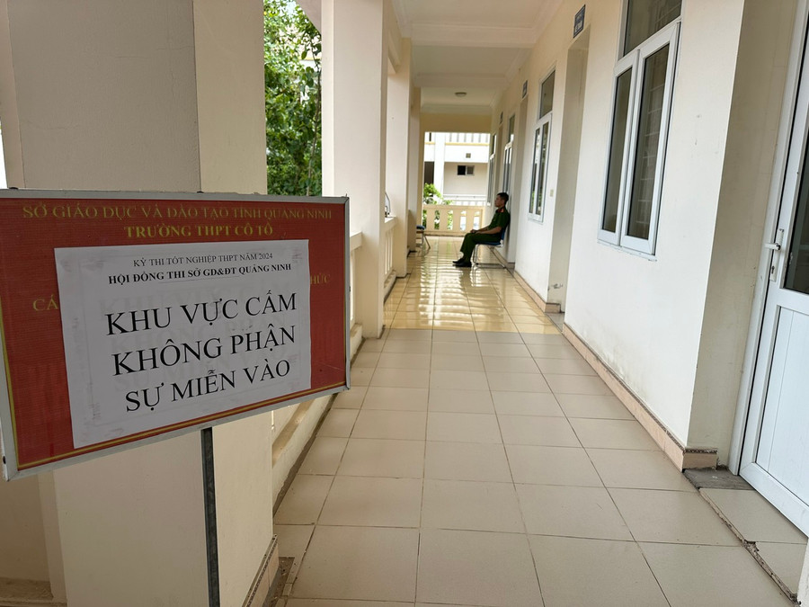 Khu vực bảo quản đề thi đã được quản lý chặt chẽ theo quy định. Những khu vực này luôn có công an túc trực. Thầy giáo Đặng Văn Thương, Trưởng điểm thi tại điểm thi Trường THPT Cô Tô cho biết, do thời tiết năm nay khác thường, do vậy tỉnh đã quyết định cho điểm thi Cô Tô cùng với điểm thi Quan Lạn được vận chuyển đề thi ra trước một ngày so với mọi năm. Vì vậy ngày 24/6, đã vận chuyển đề thi từ đất liền ra đảo Cô Tô bằng đường thủy. Trong quá trình vận chuyển có công an huyện và tỉnh áp tải từ trong ban chỉ đạo thi ra điểm thi Cô Tô và đã chuyển về vị trí an toàn, niêm phong đúng quy định. “Sau khi thi xong sẽ được niêm phong theo quy định và vận chuyển về đất liền và có sự giám sát của công an”, thầy Thương nói. Khu vực bảo quản đề thi đã được quản lý chặt chẽ theo quy định. Những khu vực này luôn có công an túc trực. Thầy giáo Đặng Văn Thương, Trưởng điểm thi tại điểm thi Trường THPT Cô Tô cho biết, do thời tiết năm nay khác thường, do vậy tỉnh đã quyết định cho điểm thi Cô Tô cùng với điểm thi Quan Lạn được vận chuyển đề thi ra trước một ngày so với mọi năm. Vì vậy ngày 24/6, đã vận chuyển đề thi từ đất liền ra đảo Cô Tô bằng đường thủy. Trong quá trình vận chuyển có công an huyện và tỉnh áp tải từ trong ban chỉ đạo thi ra điểm thi Cô Tô và đã chuyển về vị trí an toàn, niêm phong đúng quy định. “Sau khi thi xong sẽ được niêm phong theo quy định và vận chuyển về đất liền và có sự giám sát của công an”, thầy Thương nói.