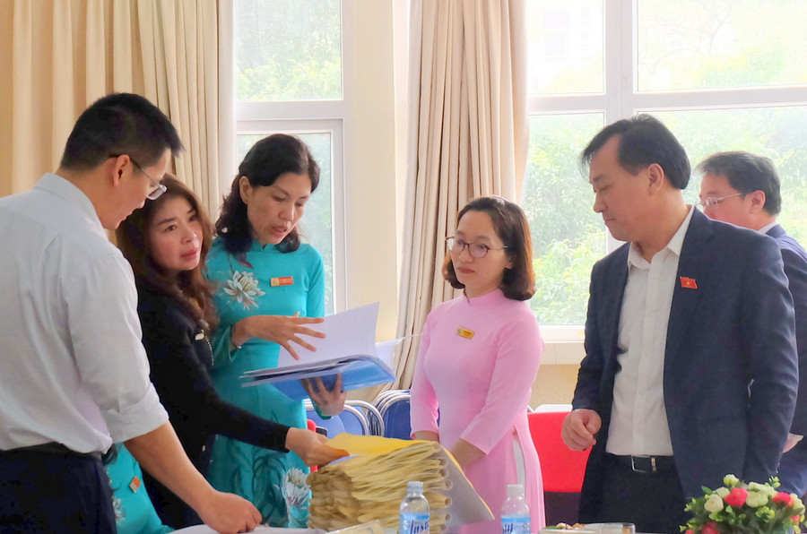Đoàn giám sát của Ủy ban Thường vụ Quốc hội làm việc tại Trường PTCS Nguyễn Đình Chiểu. Đoàn giám sát của Ủy ban Thường vụ Quốc hội làm việc tại Trường PTCS Nguyễn Đình Chiểu.