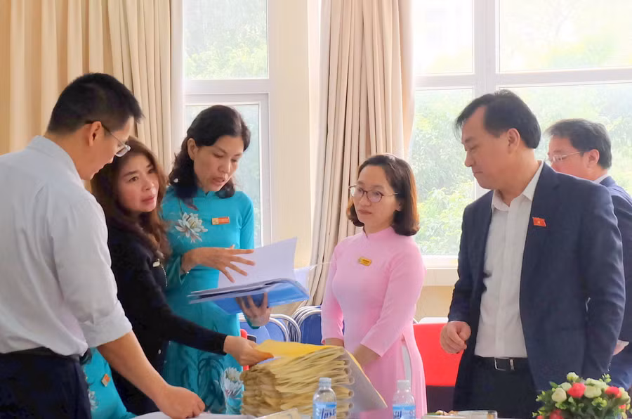 Đoàn giám sát của Ủy ban Thường vụ Quốc hội làm việc tại Trường PTCS Nguyễn Đình Chiểu.