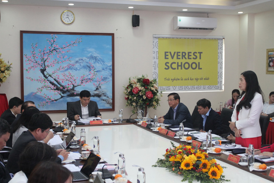 Quang cảnh buổi làm việc. Quang cảnh buổi làm việc.