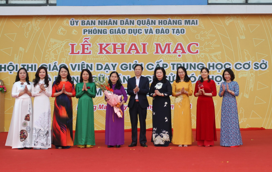 Ban tổ chức tặng hoa cho Ban giám khảo hội thi Ban tổ chức tặng hoa cho Ban giám khảo hội thi