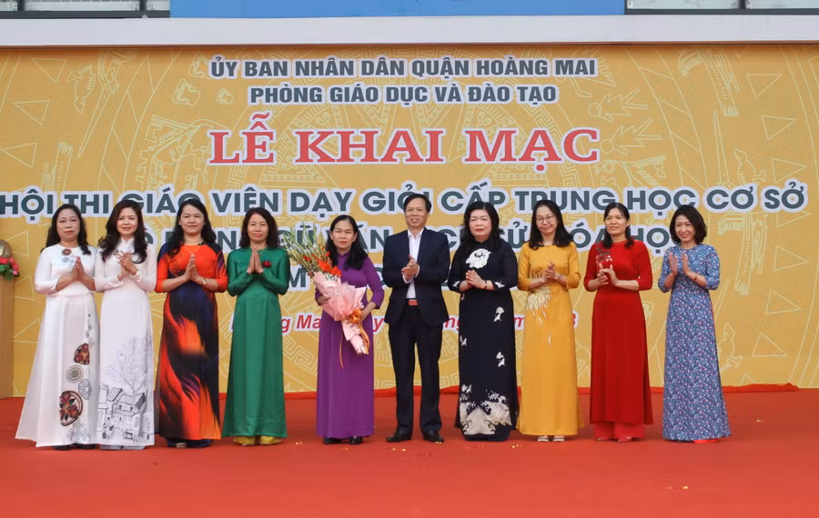 Ban tổ chức tặng hoa cho Ban giám khảo hội thi