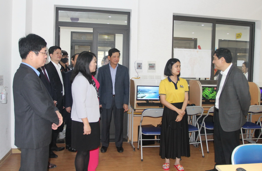 Đoàn công tác tham quan cơ sở vật chất, trang thiết bị dạy học của nhà trường. Đoàn công tác tham quan cơ sở vật chất, trang thiết bị dạy học của nhà trường.