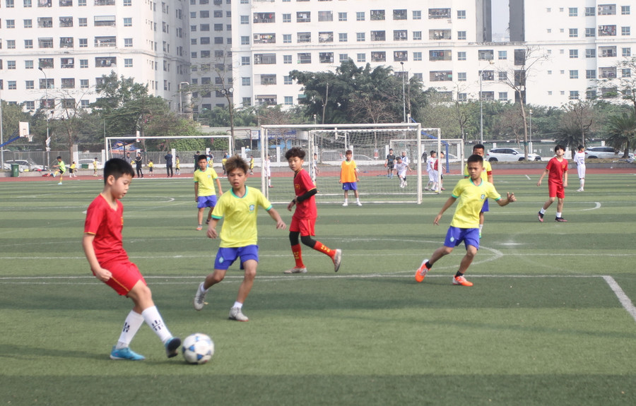 Các vận động viên tranh tài môn bóng đá.