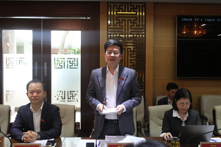 Đại biểu thành phố Hà Nội phát biểu tại buổi làm việc. Đại biểu thành phố Hà Nội phát biểu tại buổi làm việc.