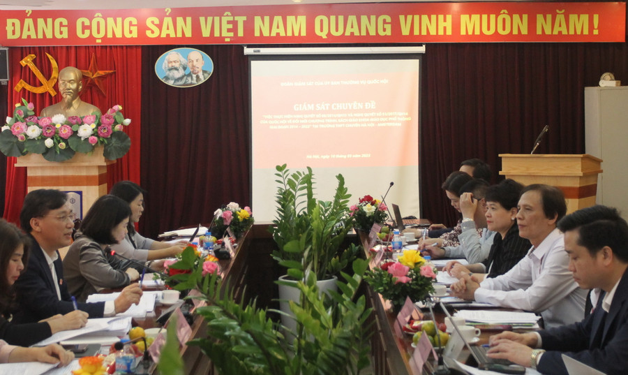 Đoàn giám sát tìm hiểu những thông tin về việc triển khai Chương trình, sách giáo khoa mới.