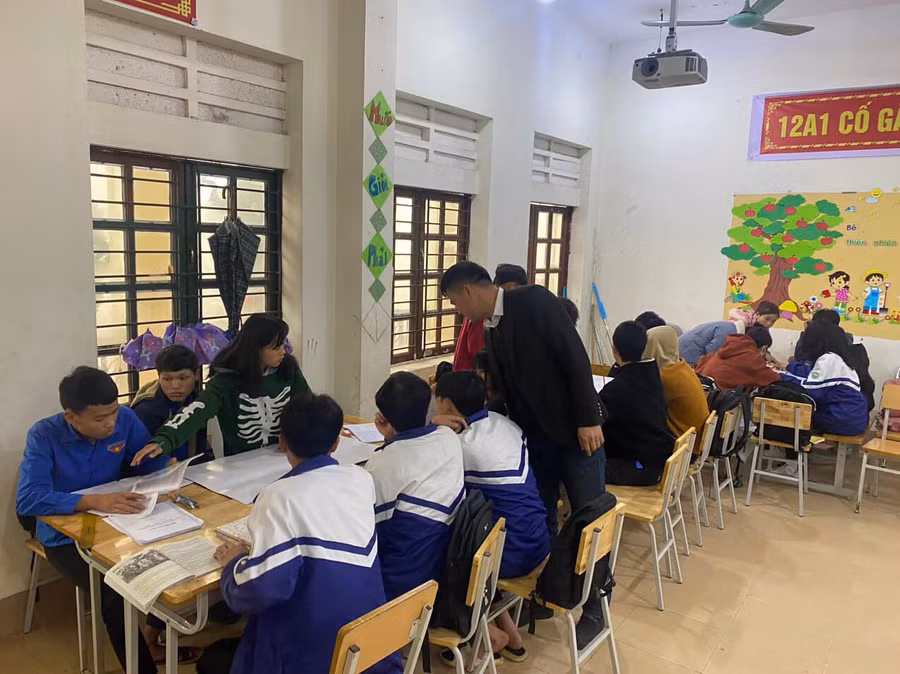 Giáo viên Trường THPT số 2 Bảo Thắng giúp học sinh Trường THPT số 2 thị xã Sa Pa ôn thi
