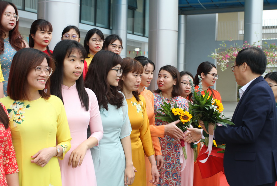 Ban tổ chức tặng hoa chúc mừng các giáo viên dự thi. Ban tổ chức tặng hoa chúc mừng các giáo viên dự thi.