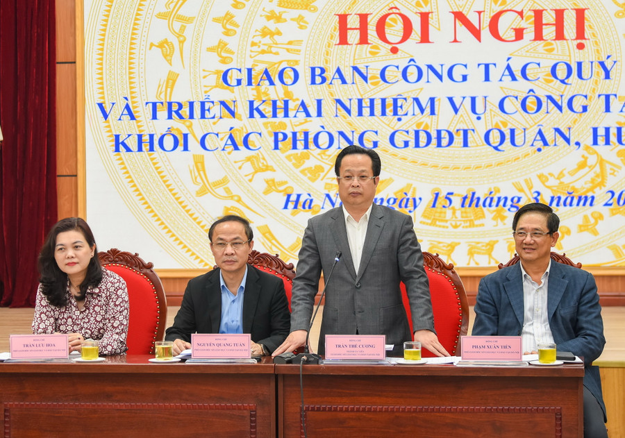 Giám đốc Sở GD&amp;ĐT Hà Nội Trần Thế Cương chủ trì hội nghị.