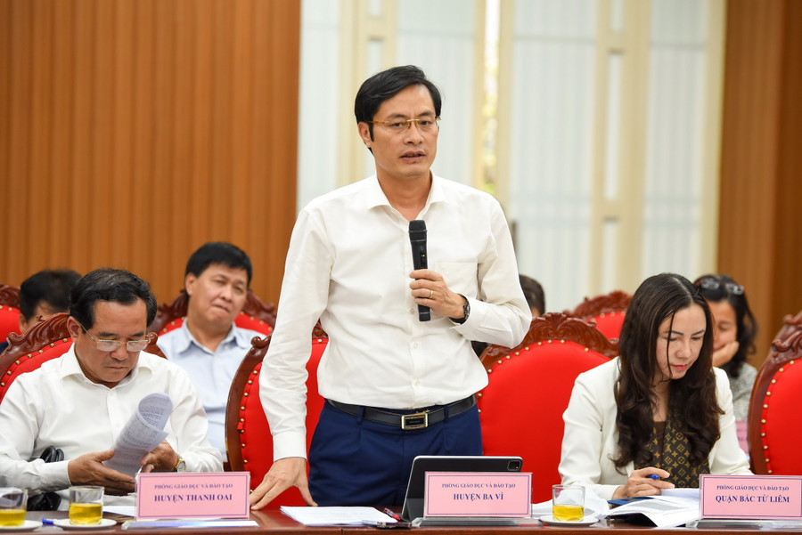 Ông Phùng Ngọc Oanh - Trưởng phòng GD&amp;ĐT huyện Ba Vì phát biểu tại hội nghị.