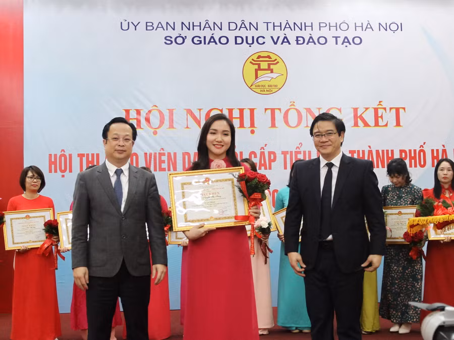 Giám đốc Sở GD&ĐT Hà Nội Trần Thế Cương, Vụ trưởng Vụ Giáo dục Tiểu học Thái Văn Tài trao giải Nhất hội thi cho các giáo viên.