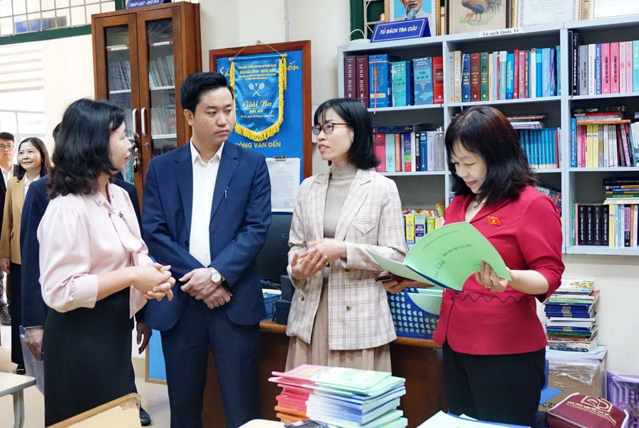 Đoàn giám sát của Ủy ban Thường vụ Quốc hội thăm cơ sở vật chất Trường THCS&THPT Nguyễn Tất Thành. Đoàn giám sát của Ủy ban Thường vụ Quốc hội thăm cơ sở vật chất Trường THCS&THPT Nguyễn Tất Thành.