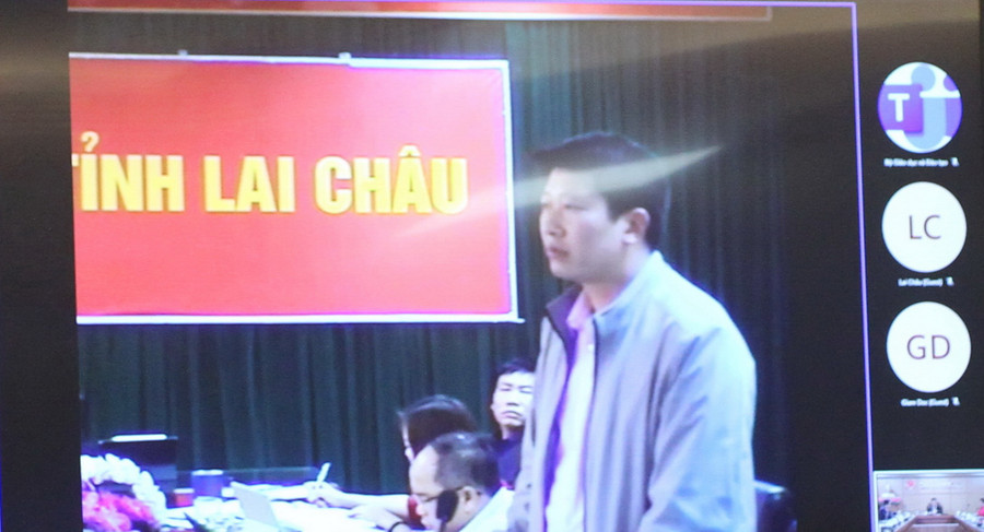 Thầy Mai Văn Tường - Hiệu trưởng Trường Phổ thông Dân tộc bán trú THCS Dào San (huyện Phong Thổ) phát biểu tại điểm cầu Lai Châu. Thầy Mai Văn Tường - Hiệu trưởng Trường Phổ thông Dân tộc bán trú THCS Dào San (huyện Phong Thổ) phát biểu tại điểm cầu Lai Châu.