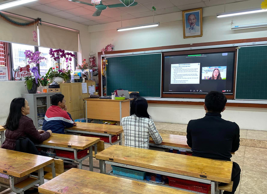 Giáo viên tham dự chương trình tại điểm cầu Trường Tiểu học Chu Văn An, quận Tây Hồ.