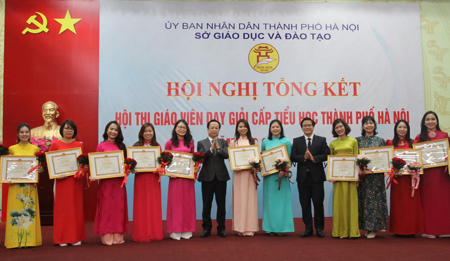 Các giáo viên nhận giải Nhất của hội thi. Các giáo viên nhận giải Nhất của hội thi.